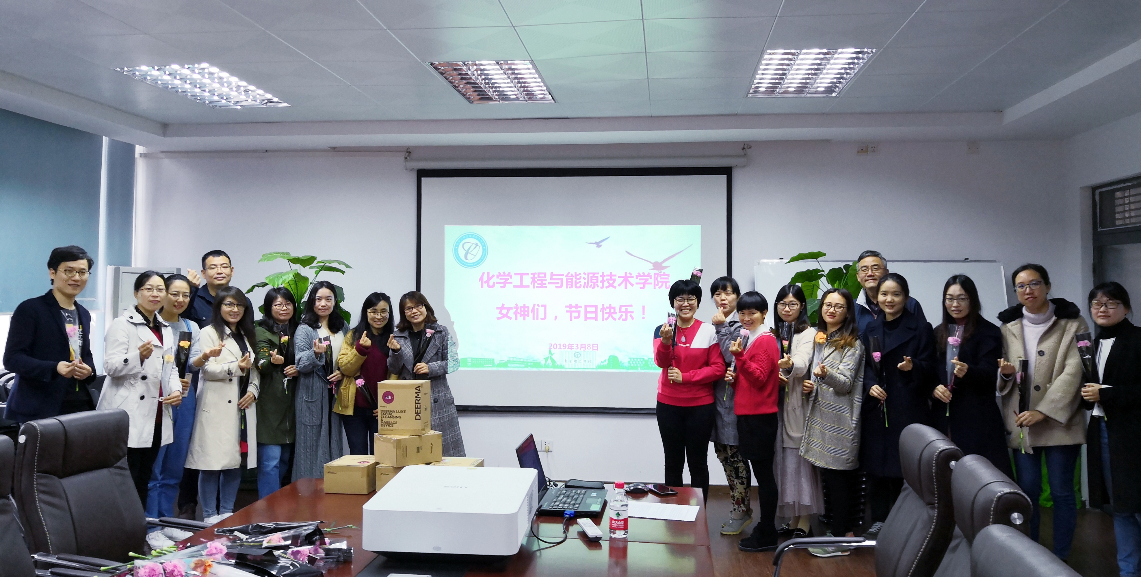 77779193永利女教工欢庆国际妇女节1.jpg