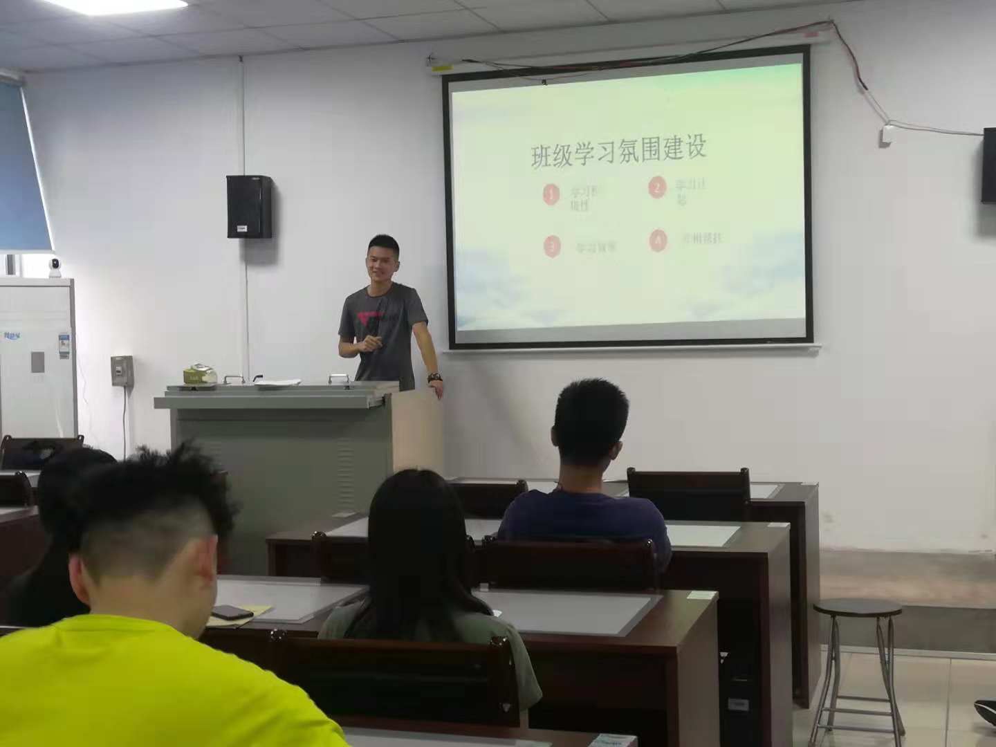 77779193永利副经理陈佰满给学生上班会课2-1-.jpg