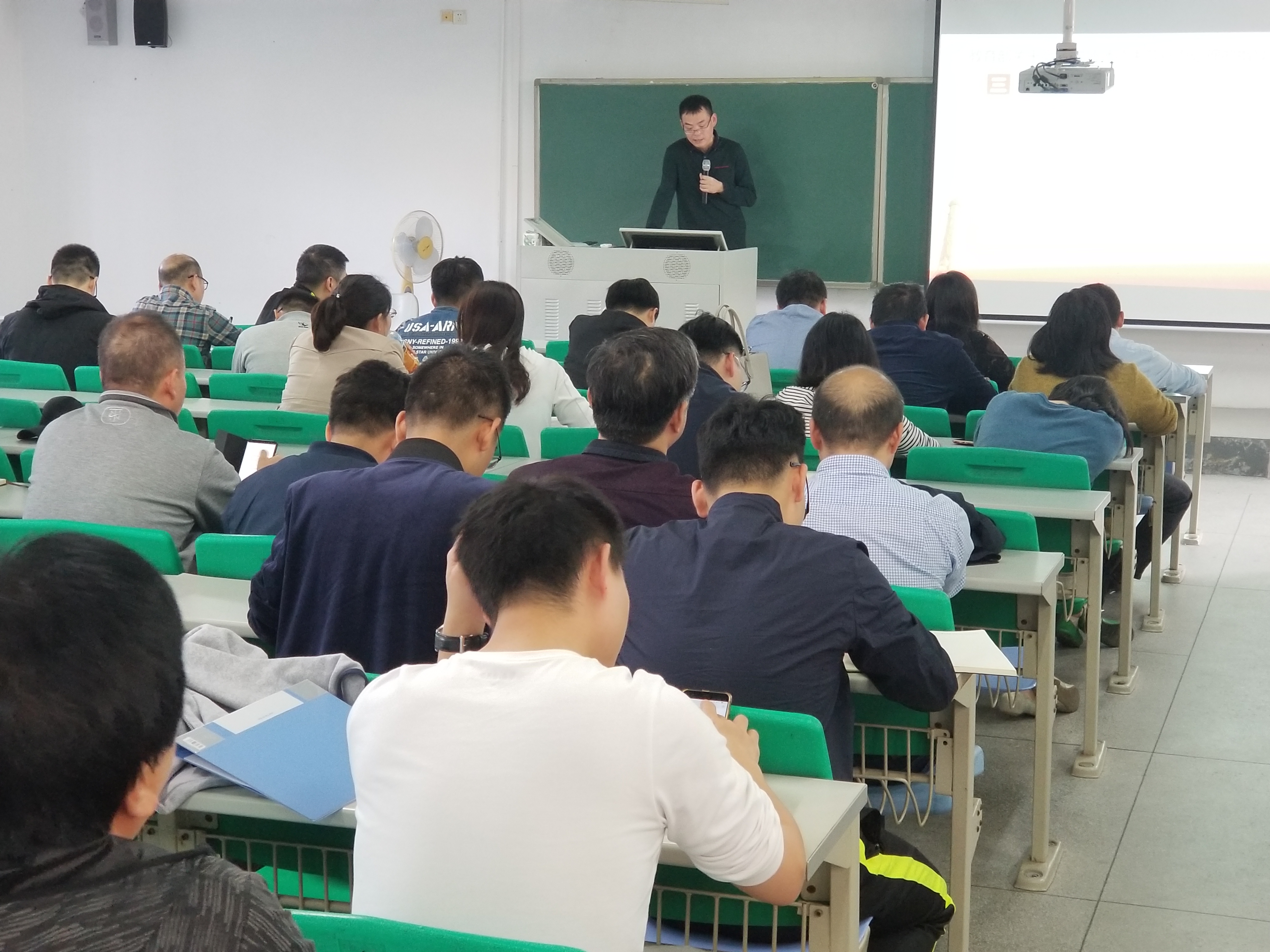 77779193永利教职工集体学习-新时代高校教师职业行为十项准则-等文件2.jpg