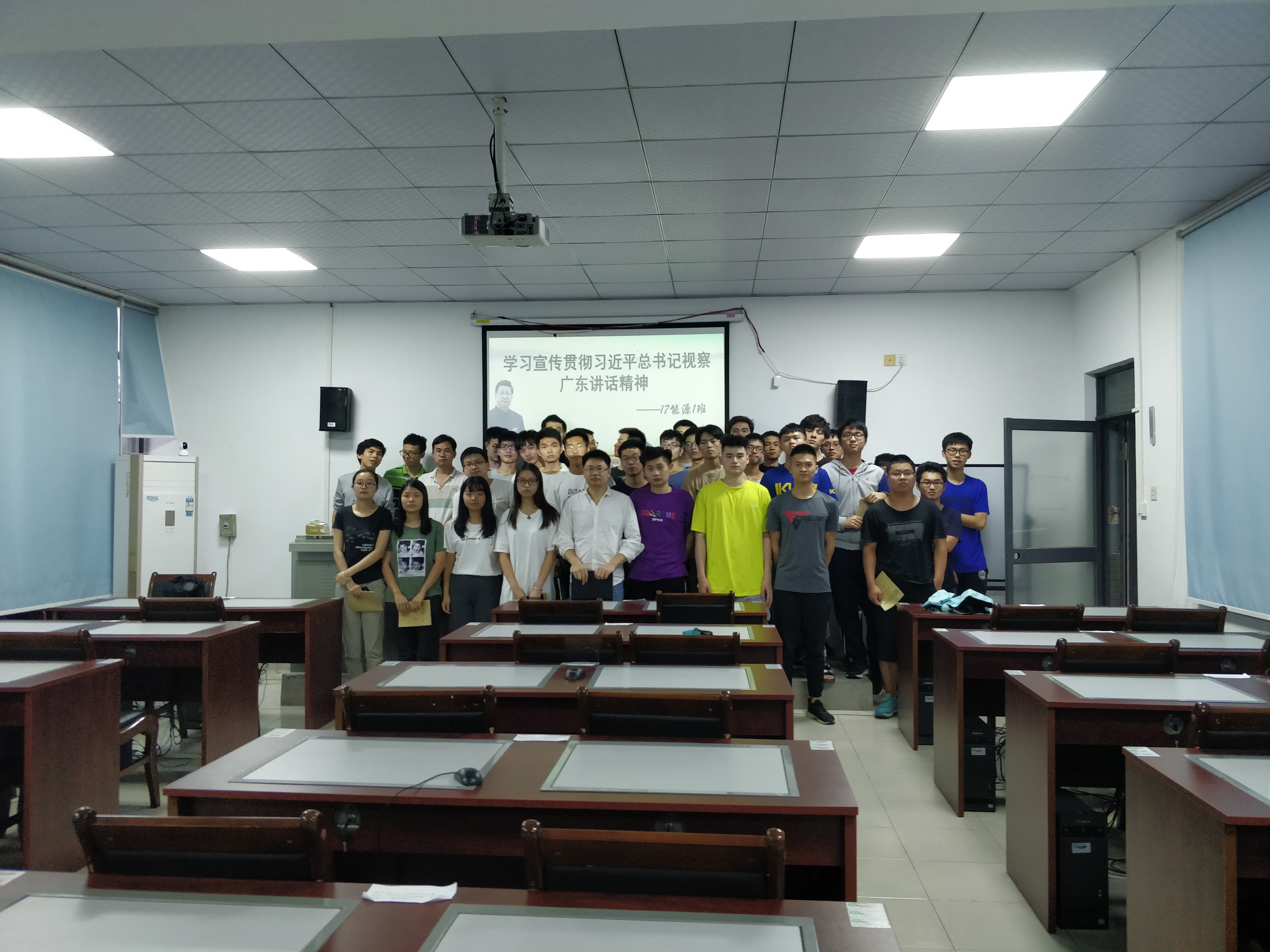77779193永利副经理陈佰满给学生上班会课3.jpg