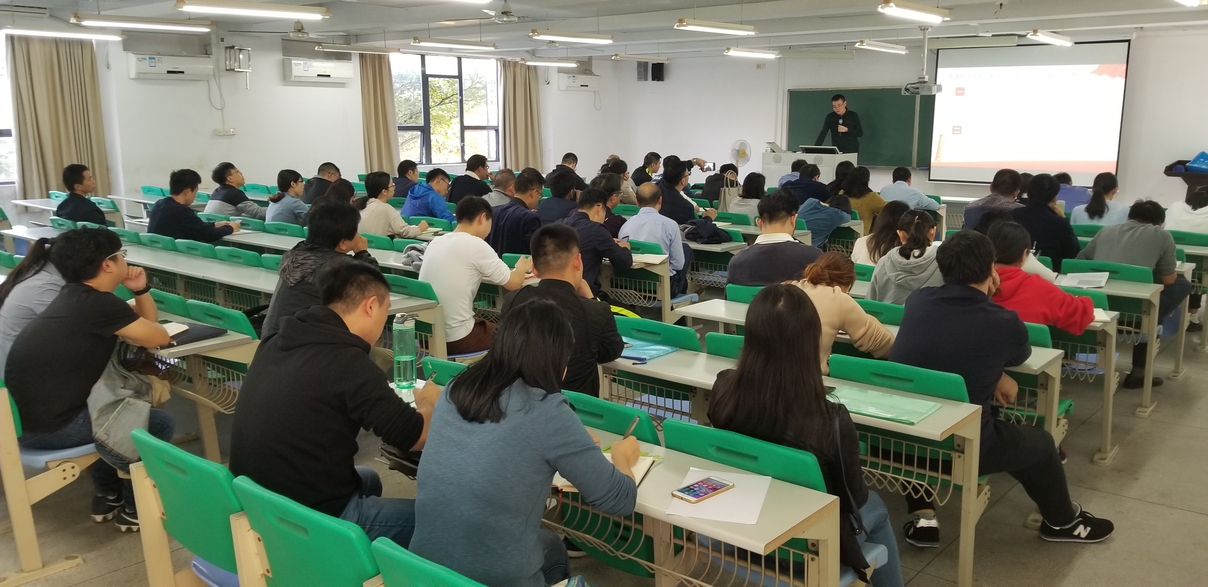 77779193永利教职工集体学习-新时代高校教师职业行为十项准则-等文件3.jpg