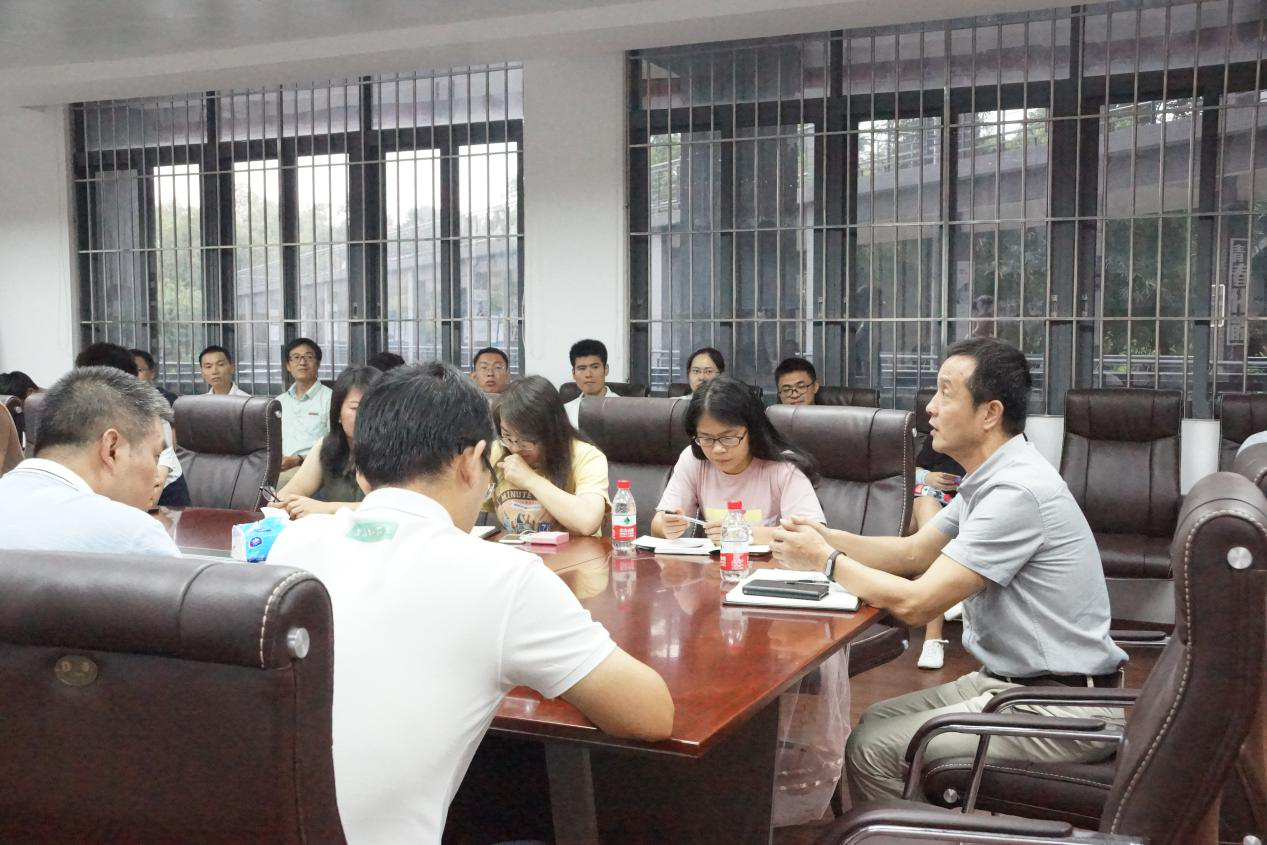 77779193永利召开全体班主任政治学习和工作部署会.png
