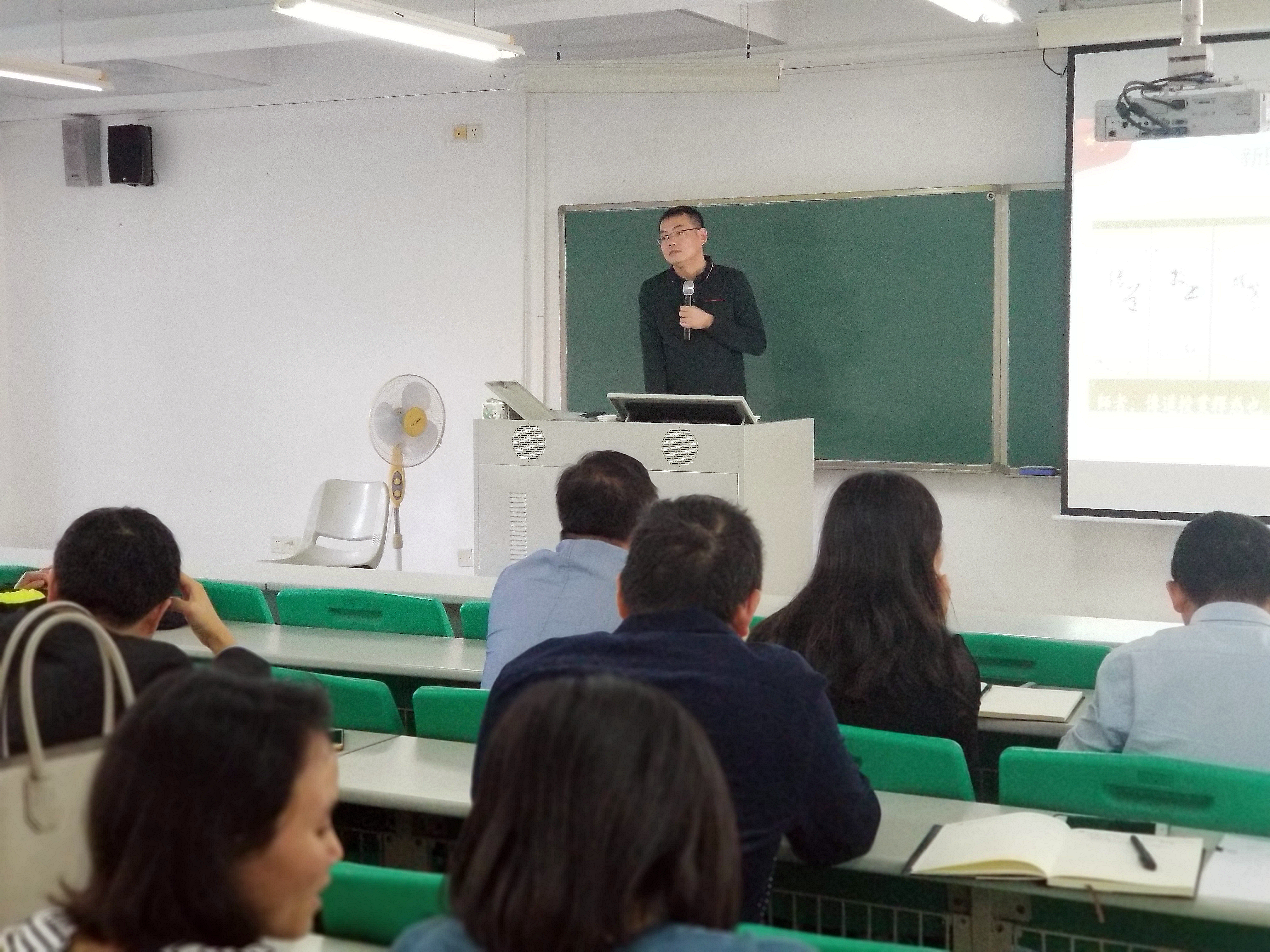 77779193永利教职工集体学习-新时代高校教师职业行为十项准则-等文件1.jpg