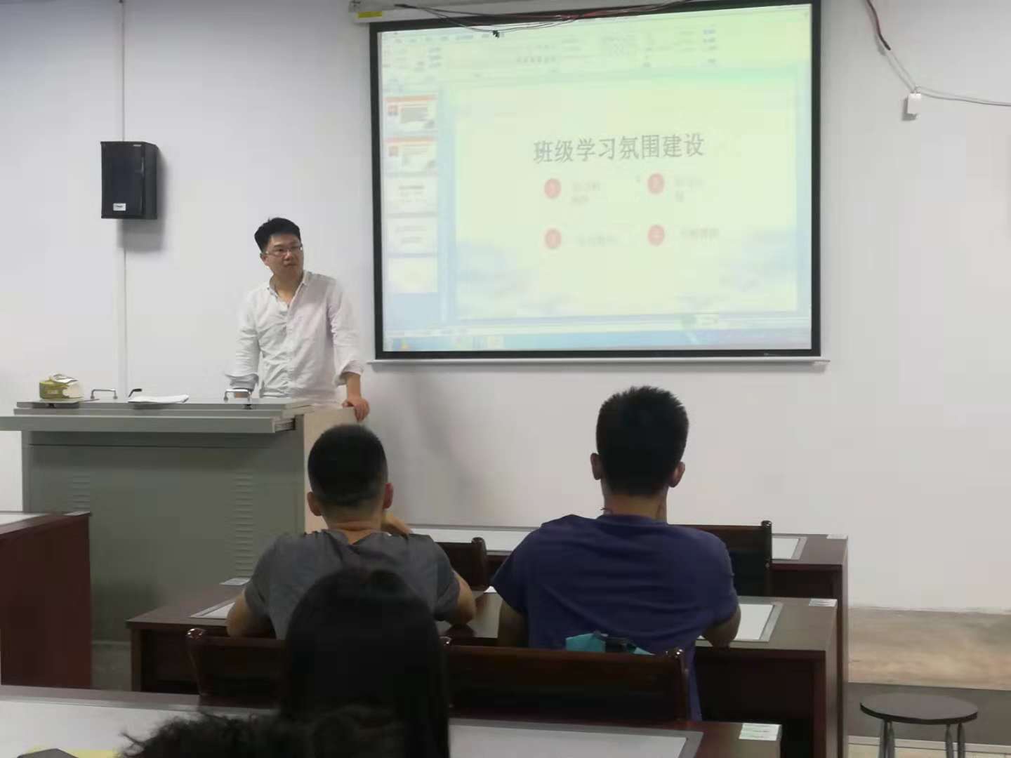 77779193永利副经理陈佰满给学生上班会课2-2-.jpg