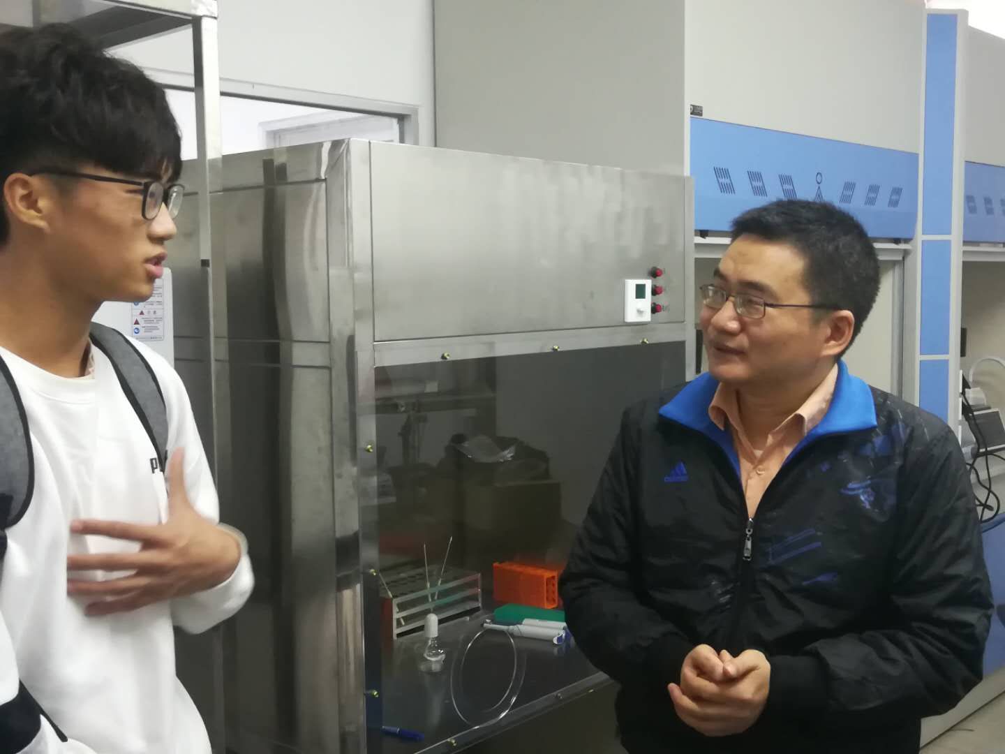 程可可博士-右一-和学生在一起.jpg